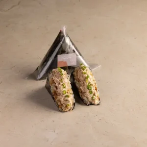 Онигири с тунцом